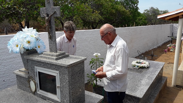 Dia de Finados em DEL – Visitantes foram surpreendidos nos cemitérios com organização, limpeza e missa. - Imagem 115