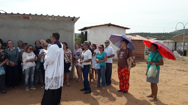 Dia de Finados em DEL – Visitantes foram surpreendidos nos cemitérios com organização, limpeza e missa. - Imagem 36
