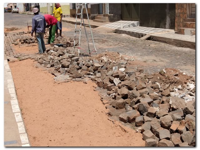 Prefeitura de Inhuma realiza serviços de recuperação de calçamento - Imagem 7