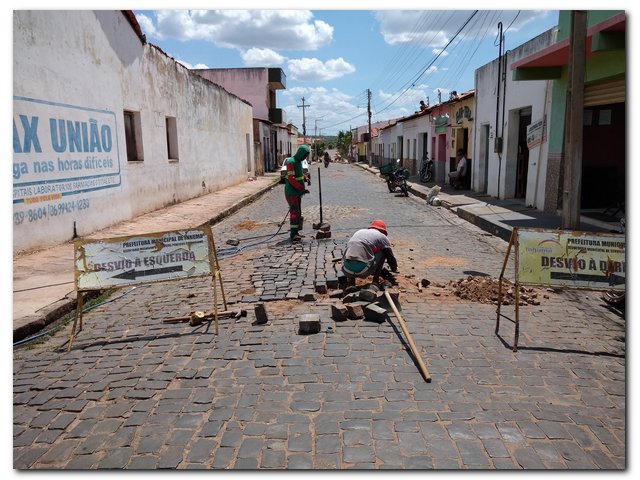 Prefeitura de Inhuma realiza serviços de recuperação de calçamento - Imagem 1