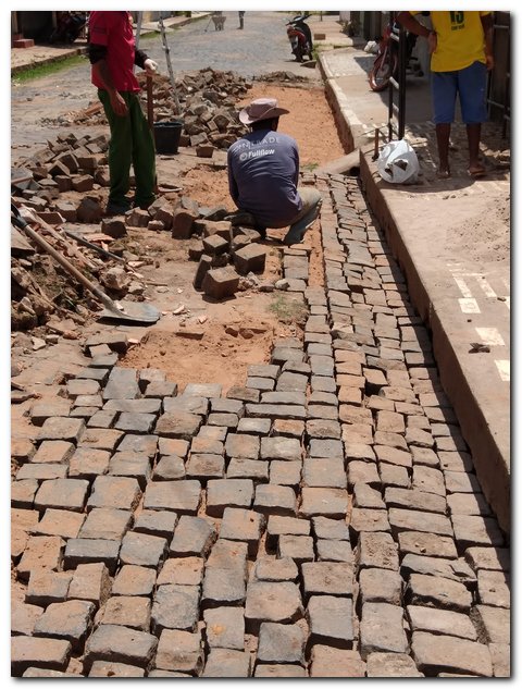 Prefeitura de Inhuma realiza serviços de recuperação de calçamento - Imagem 3