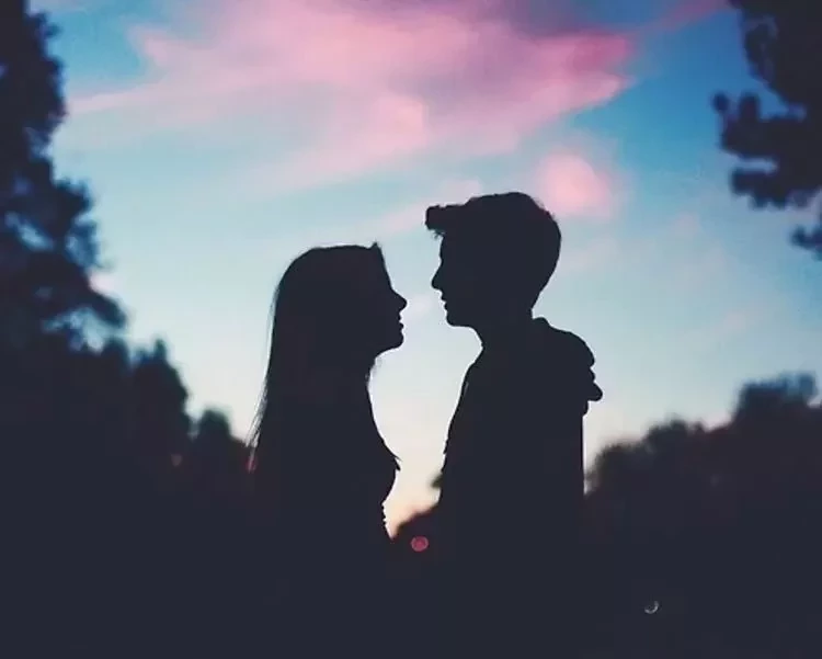 Os 5 signos do zodíaco que acreditam no amor à primeira vida.  - imagem 9777