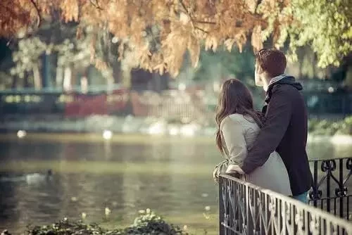 Os 5 signos do zodíaco que acreditam no amor à primeira vida.  - imagem 9779