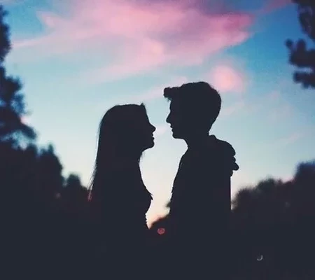 Os 5 signos do zodíaco que acreditam no amor à primeira vida. 