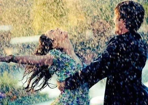 Os 5 signos do zodíaco que acreditam no amor à primeira vida.  - imagem 9780