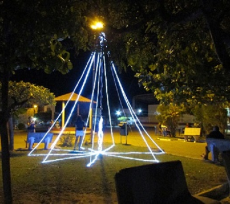Prefeitura dar tom natalino em ornamentação na praça Dirceu Arcoverde