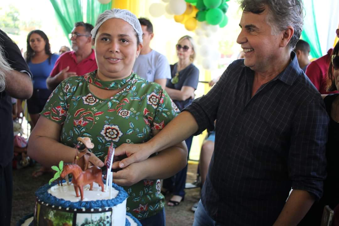 Um festival de criatividade e gostosuras no corte e distribuição dos bolos de aniversário de Monsenhor Gil 