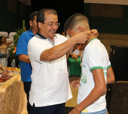 Prefeitura de Água Branca premia estudantes que se destacaram nas olimpíadas estudantis em 2019