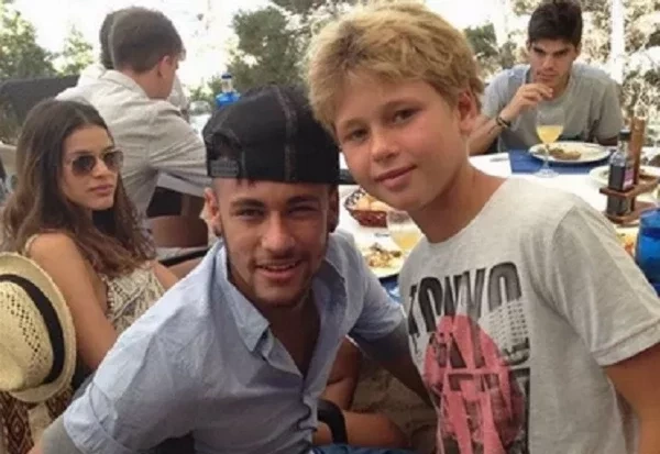 Confira as fotos mais constrangedoras de famosos com seus fãs  - imagem 12454