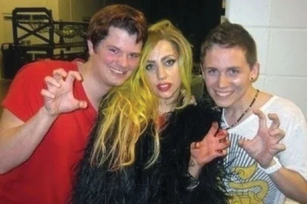 Confira as fotos mais constrangedoras de famosos com seus fãs  - imagem 12512