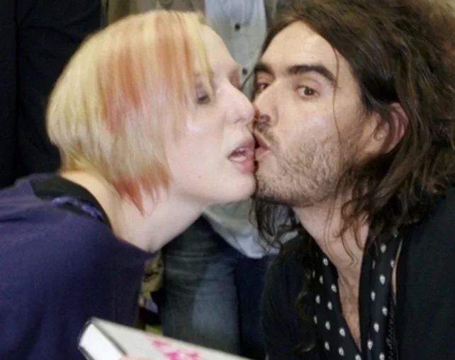 Confira as fotos mais constrangedoras de famosos com seus fãs  - imagem 12502