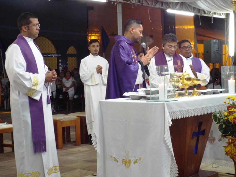 Fiéis lotam pátio de praça para assistir a 3ª noite de novena da Imaculada Conceição  - Imagem 31