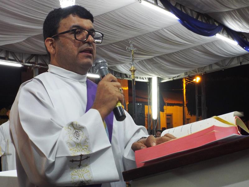 Fiéis lotam pátio de praça para assistir a 3ª noite de novena da Imaculada Conceição  - Imagem 15