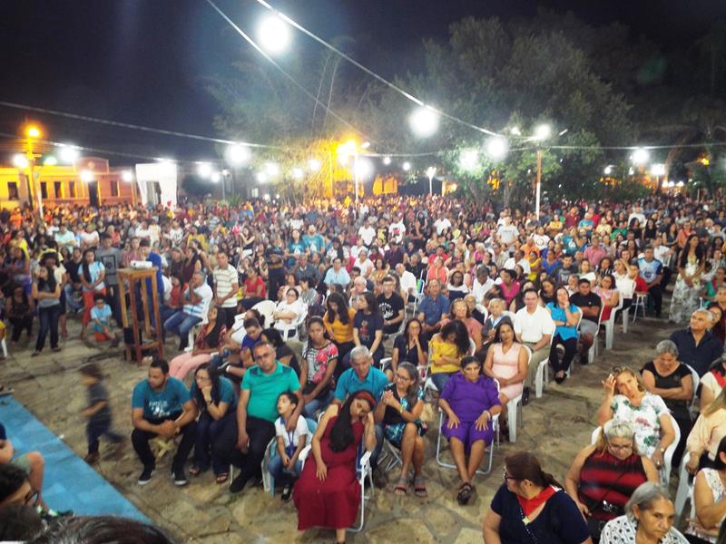 Fiéis lotam pátio de praça para assistir a 3ª noite de novena da Imaculada Conceição  - Imagem 25