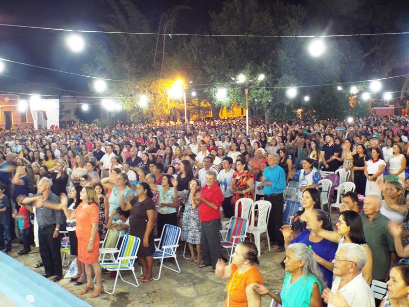 Fiéis lotam pátio de praça para assistir a 3ª noite de novena da Imaculada Conceição  - Imagem 3