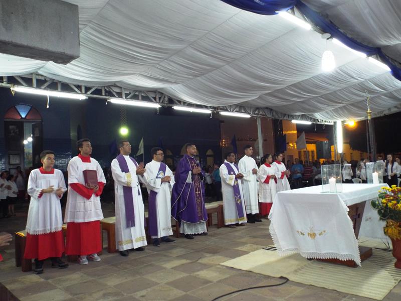 Fiéis lotam pátio de praça para assistir a 3ª noite de novena da Imaculada Conceição  - Imagem 1