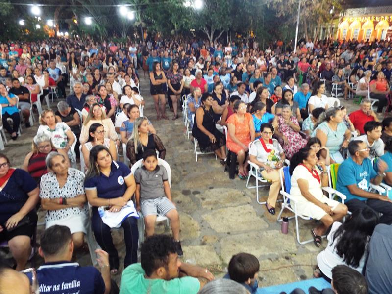 Fiéis lotam pátio de praça para assistir a 3ª noite de novena da Imaculada Conceição  - Imagem 27