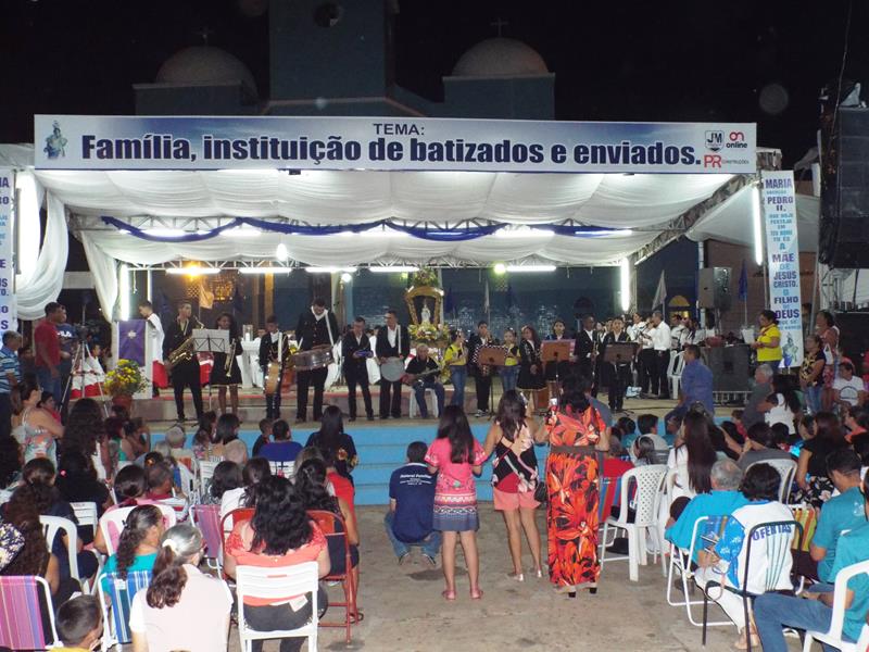 Fiéis lotam pátio de praça para assistir a 3ª noite de novena da Imaculada Conceição  - Imagem 34