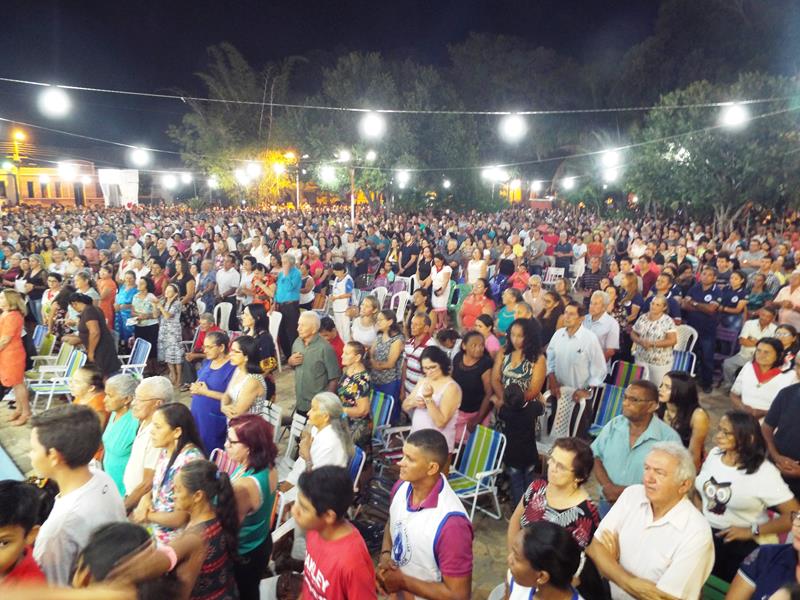 Fiéis lotam pátio de praça para assistir a 3ª noite de novena da Imaculada Conceição  - Imagem 6