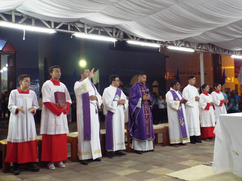 Fiéis lotam pátio de praça para assistir a 3ª noite de novena da Imaculada Conceição  - Imagem 2