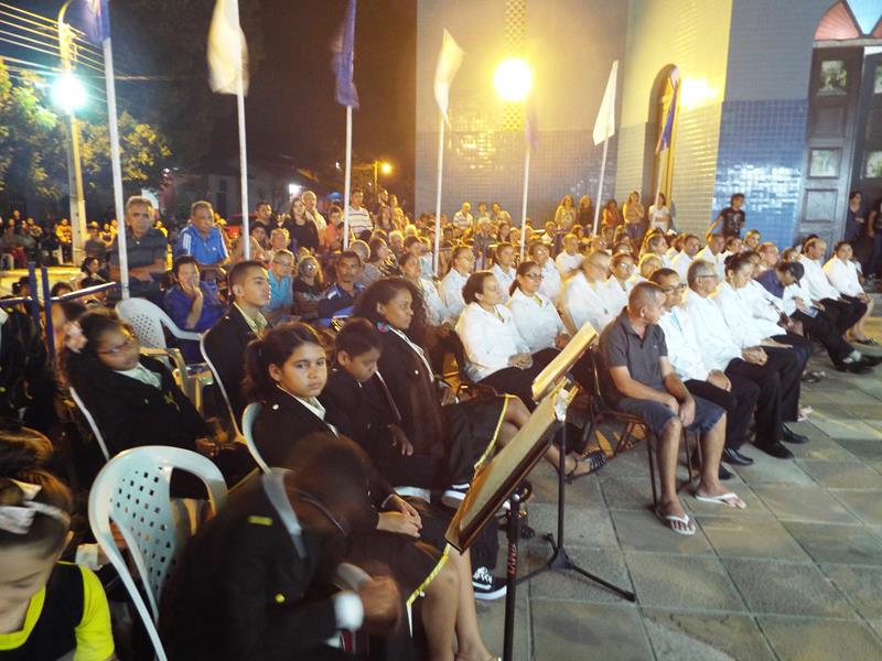 Fiéis lotam pátio de praça para assistir a 3ª noite de novena da Imaculada Conceição  - Imagem 19