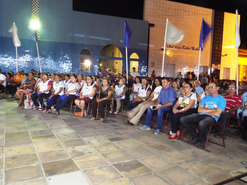 Fiéis lotam pátio de praça para assistir a 3ª noite de novena da Imaculada Conceição  - Imagem 24