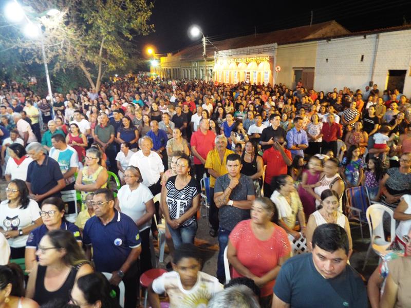 Fiéis lotam pátio de praça para assistir a 3ª noite de novena da Imaculada Conceição  - Imagem 5