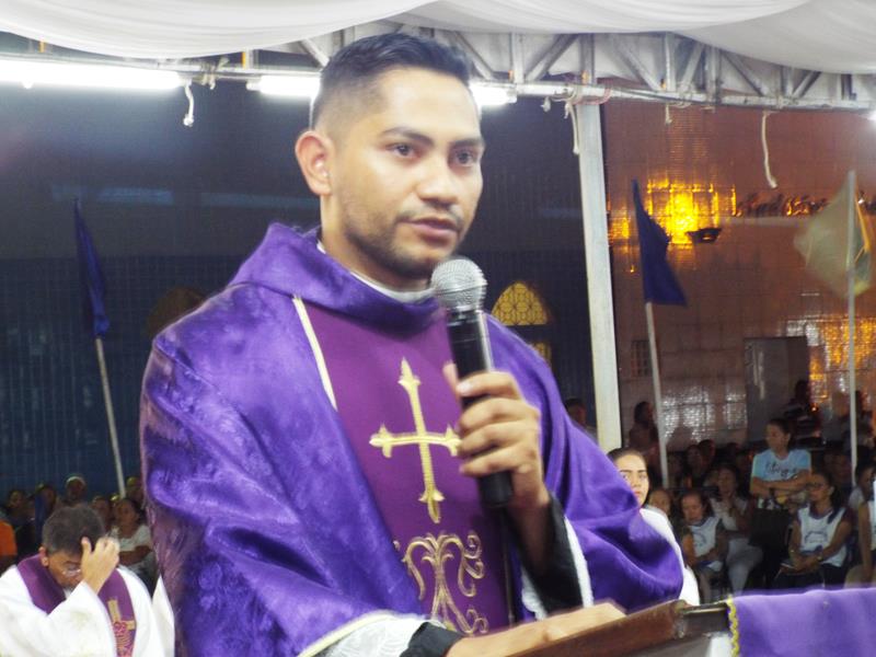 Fiéis lotam pátio de praça para assistir a 3ª noite de novena da Imaculada Conceição  - Imagem 17