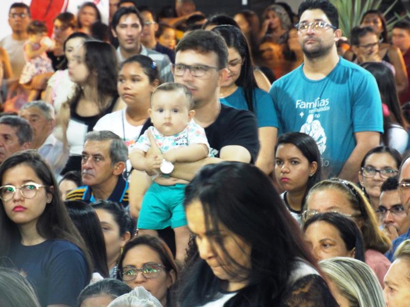 Fiéis lotam pátio de praça para assistir a 3ª noite de novena da Imaculada Conceição  - Imagem 16