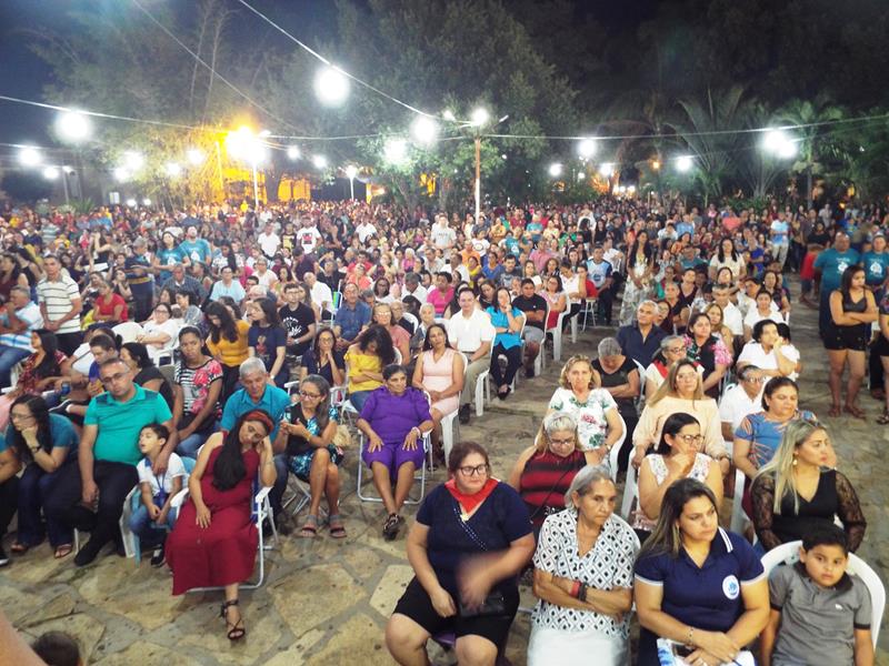 Fiéis lotam pátio de praça para assistir a 3ª noite de novena da Imaculada Conceição  - Imagem 26