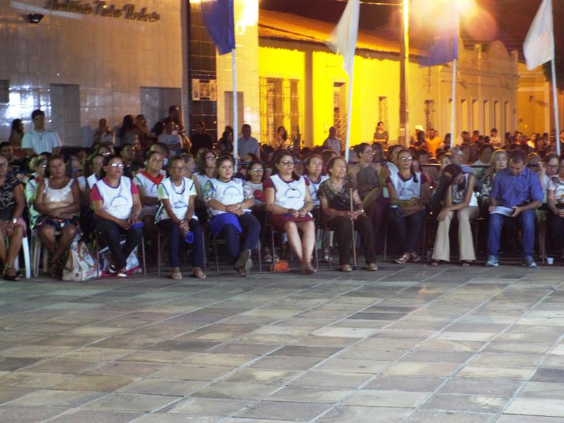 Fiéis lotam pátio de praça para assistir a 3ª noite de novena da Imaculada Conceição  - Imagem 20