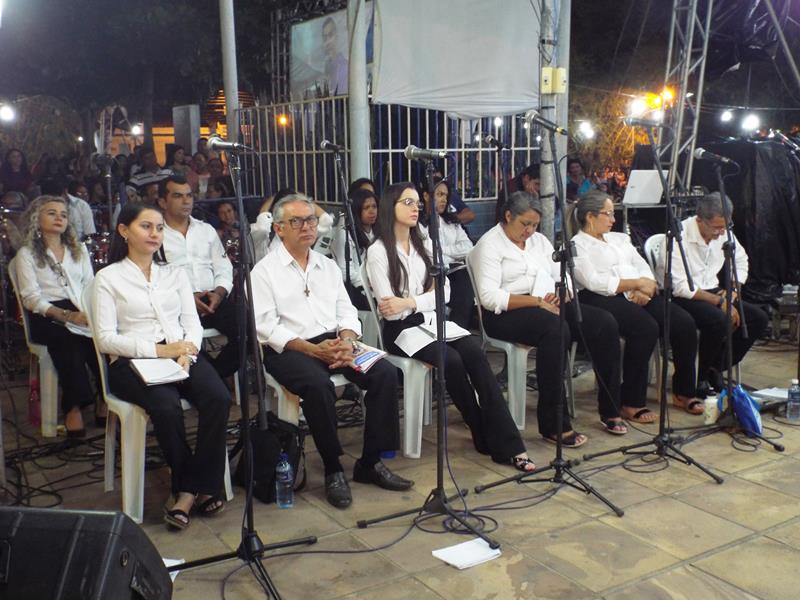 Fiéis lotam pátio de praça para assistir a 3ª noite de novena da Imaculada Conceição  - Imagem 23