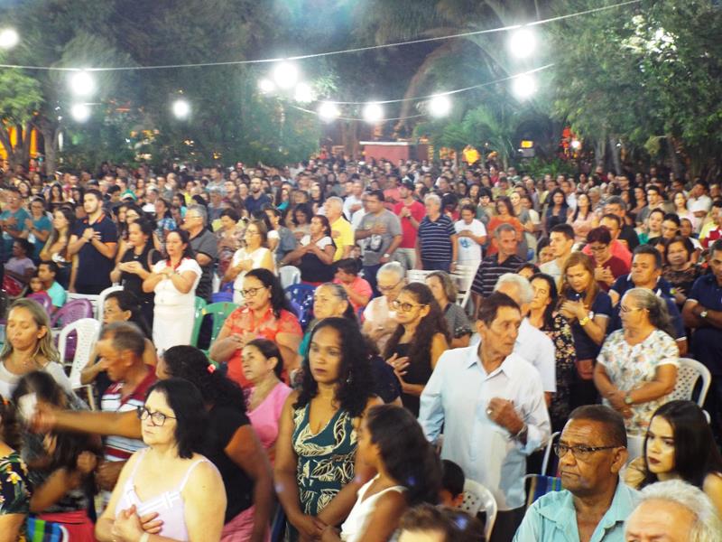 Fiéis lotam pátio de praça para assistir a 3ª noite de novena da Imaculada Conceição  - Imagem 13
