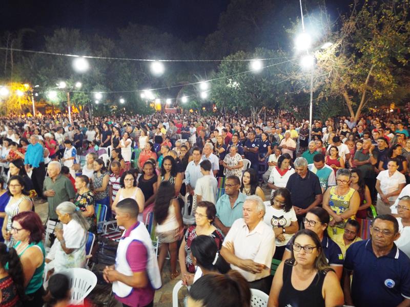Fiéis lotam pátio de praça para assistir a 3ª noite de novena da Imaculada Conceição  - Imagem 8