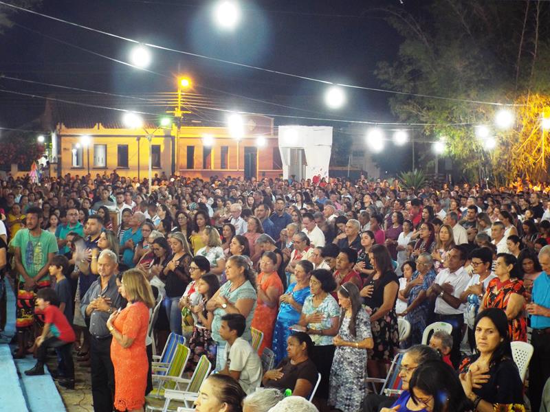 Fiéis lotam pátio de praça para assistir a 3ª noite de novena da Imaculada Conceição  - Imagem 12