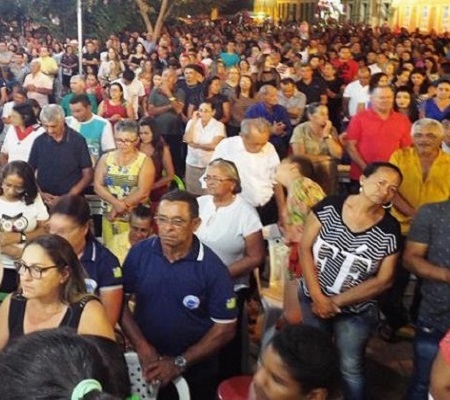 Fiéis lotam pátio de praça para assistir a 3ª noite de novena da Imaculada Conceição 