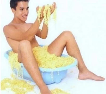 Veja fotos 'vergonha alheia' dos famosos no começo da carreira 