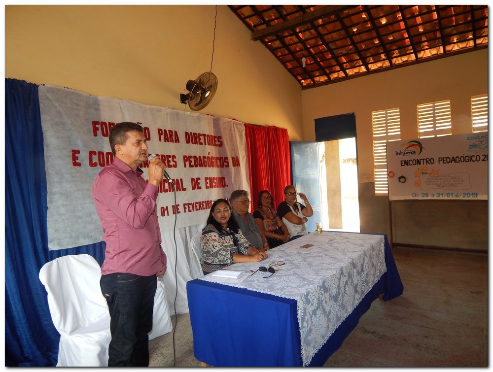 Diretores e coordenadores das escolas municipais tomam posse 