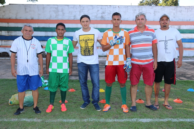 Seleções de Futebol de Base de Água Branca recebem kits de material esportivo