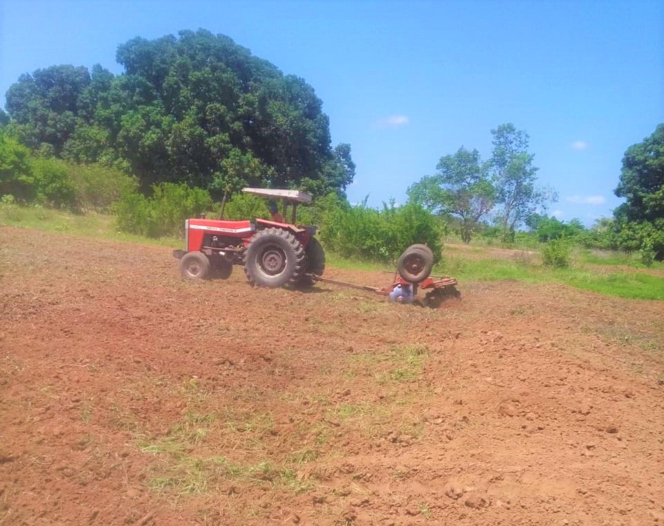 Prefeitura de Joaquim Pires realiza aração de terras para pequenos produtores rurais