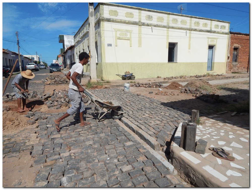 Secretaria de Obras de Inhuma constroem canaletas 