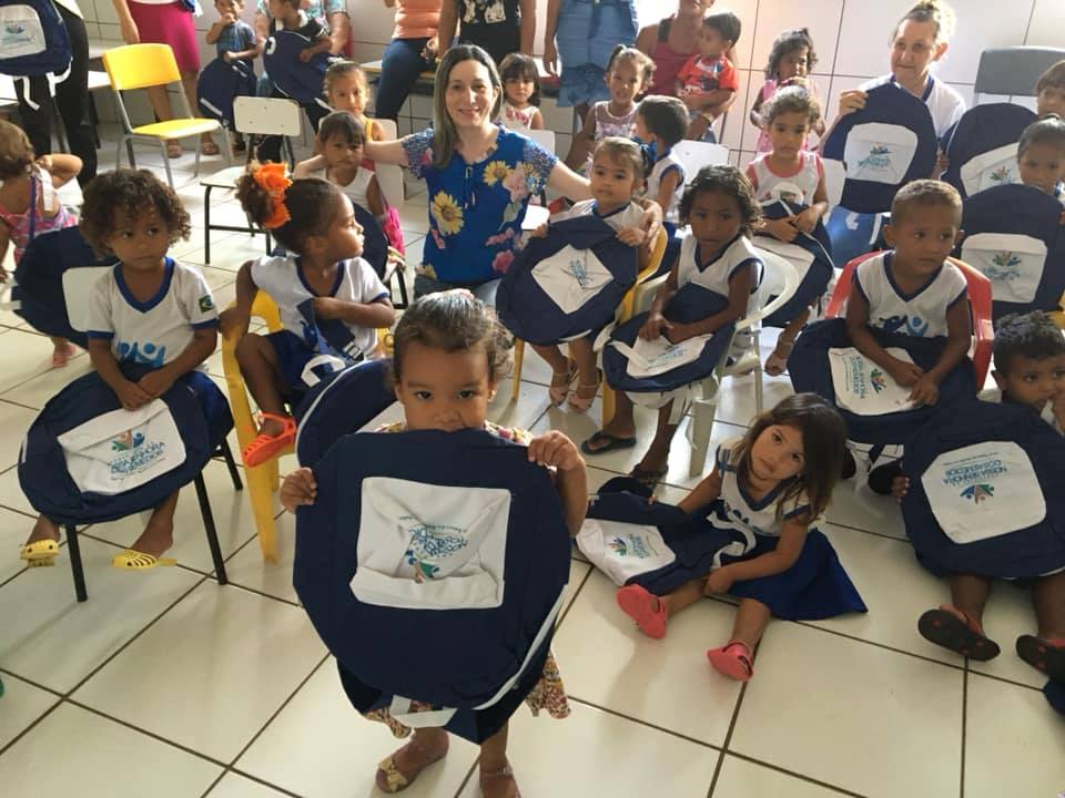 Em N. S. dos Remédios alunos são contemplados com kits escolar  - Imagem 2