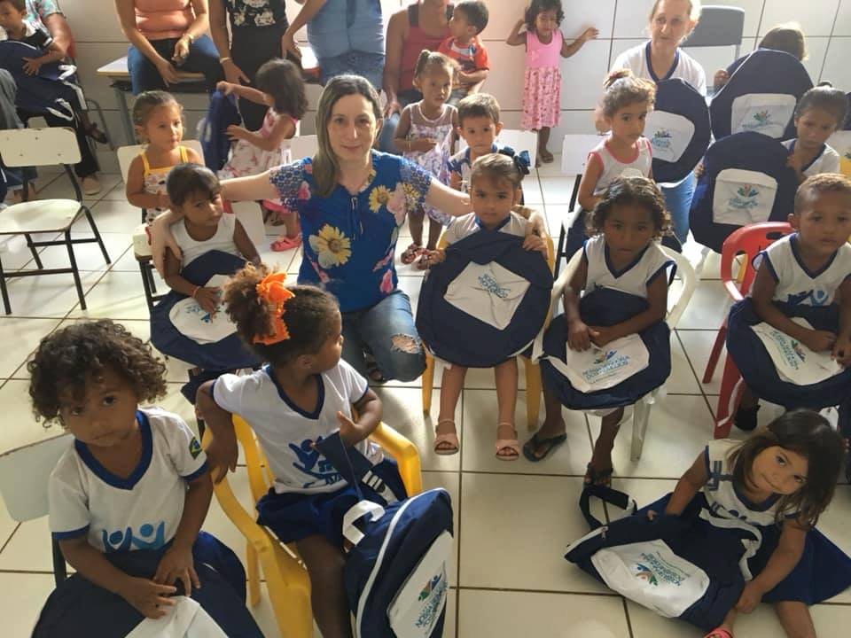 Em N. S. dos Remédios alunos são contemplados com kits escolar  - Imagem 1