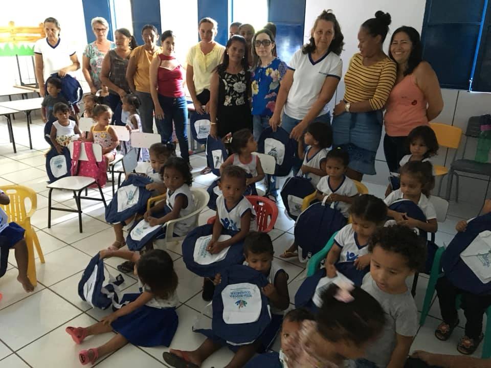 Em N. S. dos Remédios alunos são contemplados com kits escolar  - Imagem 3
