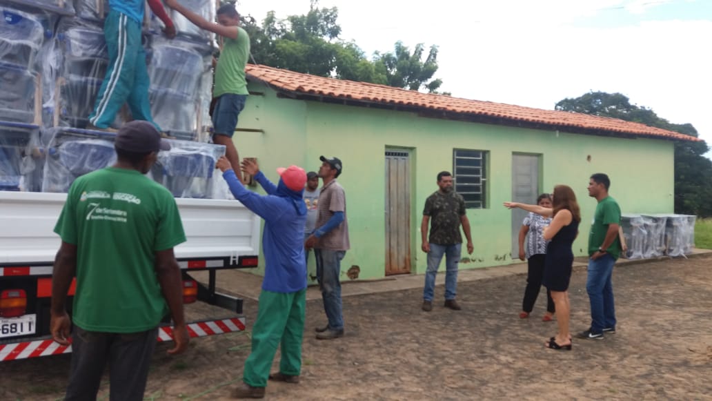 Prefeito entrega um caminhão de carteiras escolares   - Imagem 5