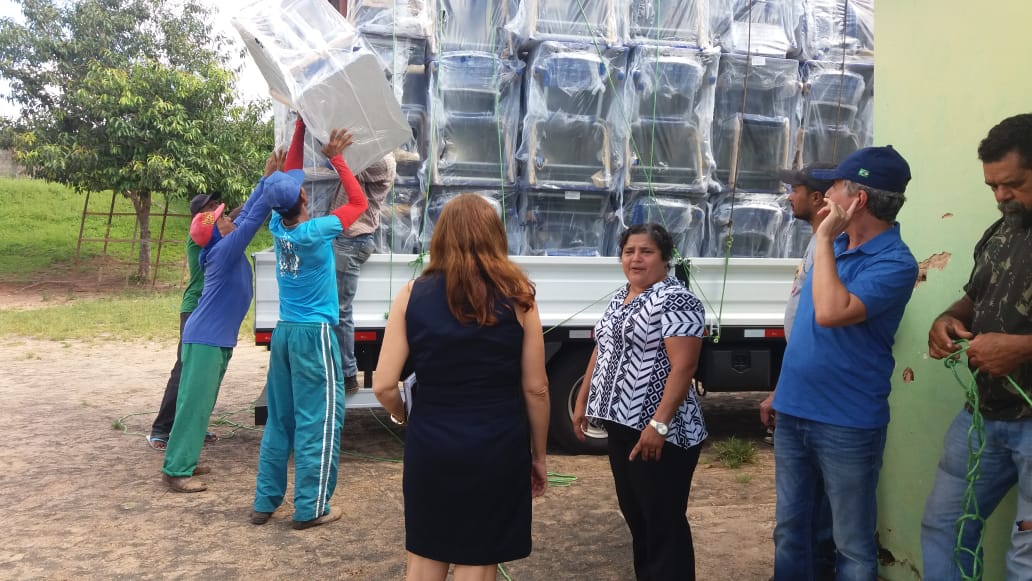 Prefeito entrega um caminhão de carteiras escolares   - Imagem 3