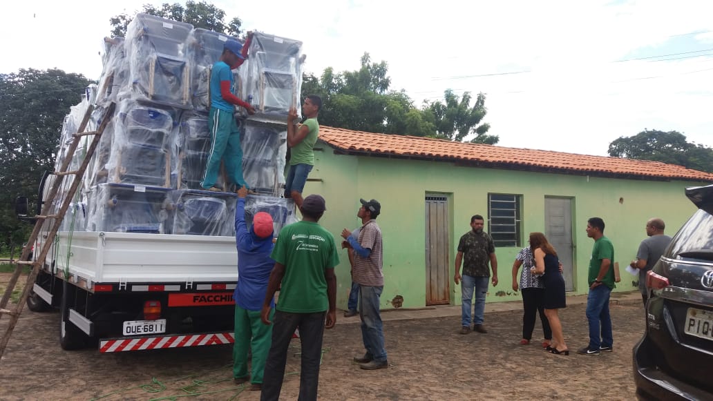 Prefeito entrega um caminhão de carteiras escolares  