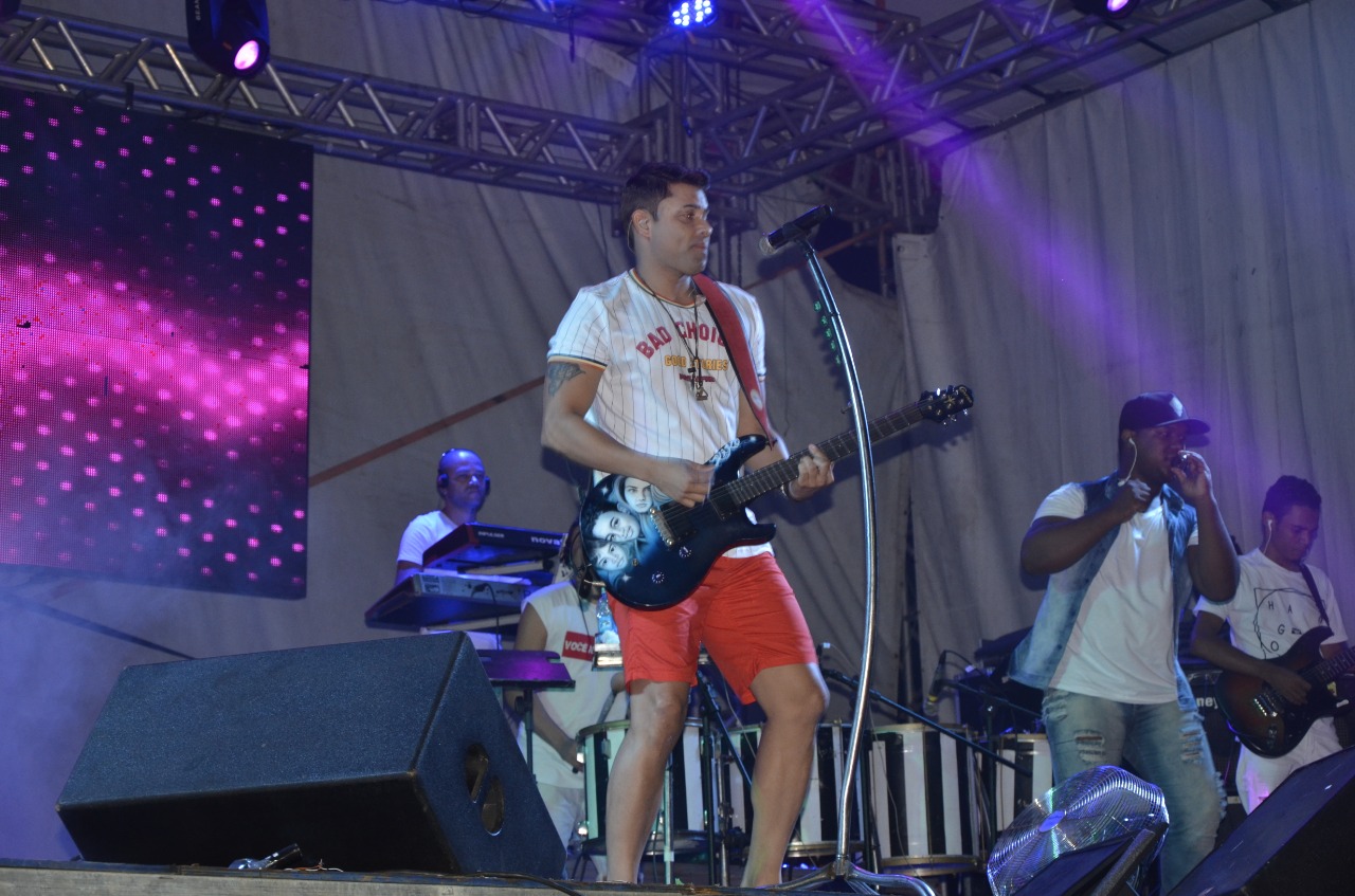 Chicabana arrasta milhares de foliões na primeira noite do Carnaval de Água Branca