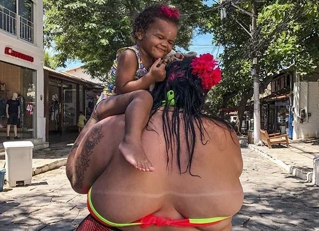 Thais Carla publica foto durante passeio com a filha em Búzios