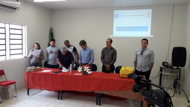Servidores aprovados em Teste Seletivo de Dom Expedito Lopes são empossados - Imagem 9